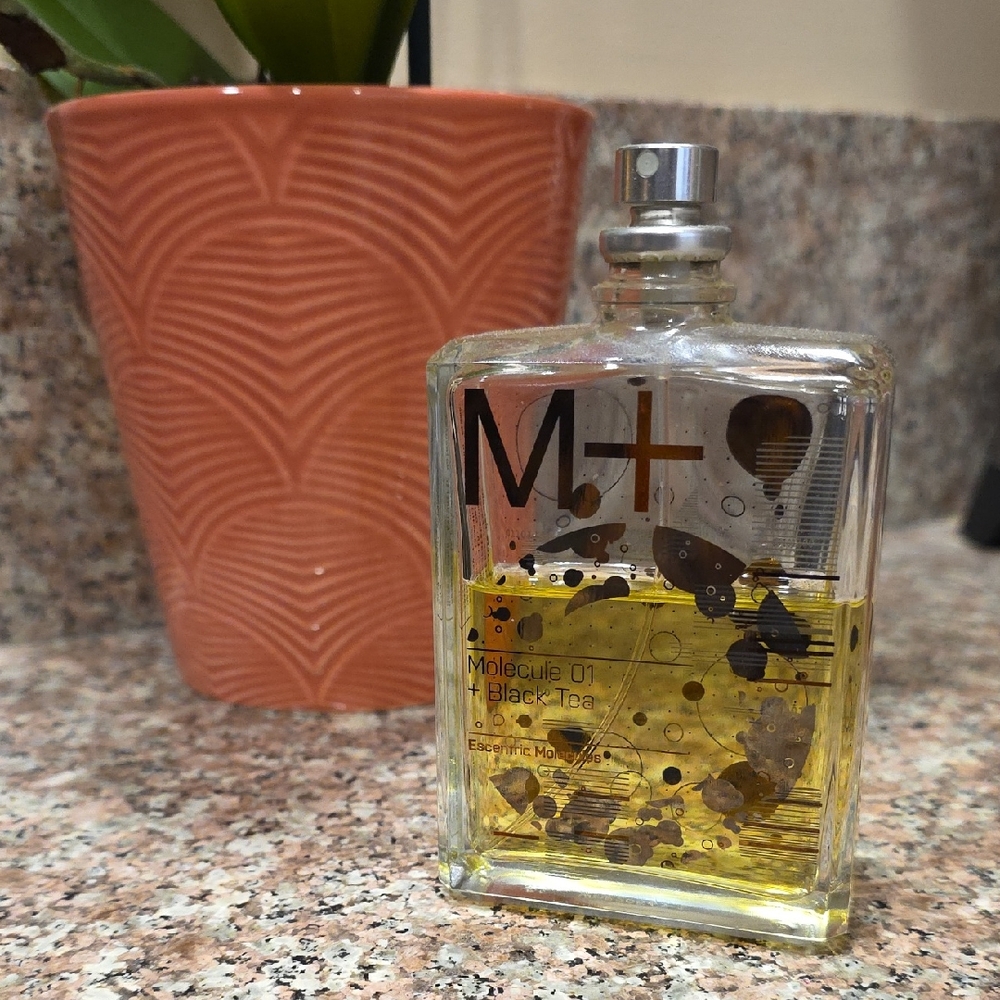 Molecule 01 + Black Tea by Escentric Molecules 100ml bottle fragrance